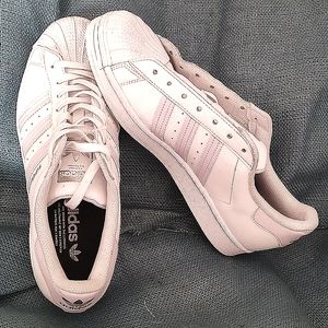 SUPERSTAR WOMENS ADIDAS SZ. 10